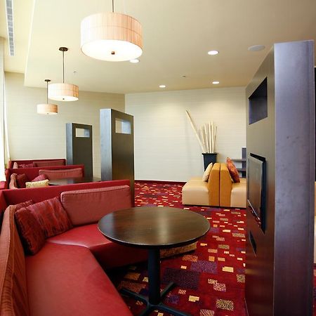 Holiday Inn Fitchburg-Waterpark エクステリア 写真