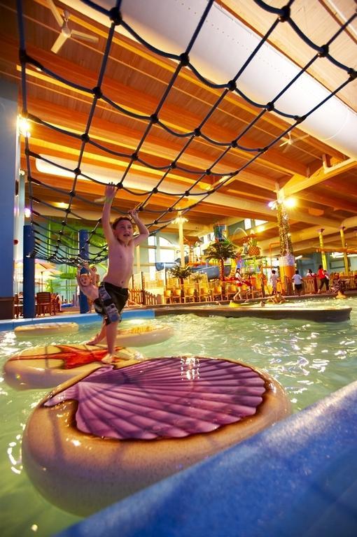 Holiday Inn Fitchburg-Waterpark エクステリア 写真