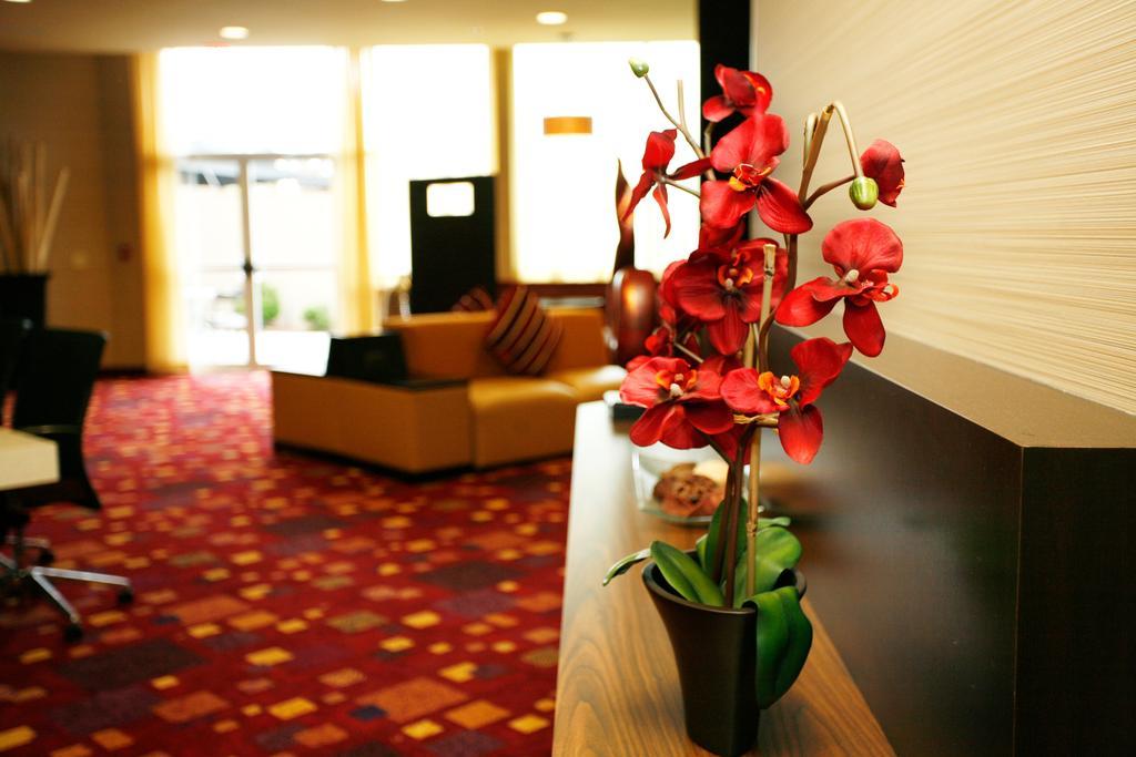 Holiday Inn Fitchburg-Waterpark エクステリア 写真